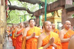 พระวิทยากรกระบวนธรรม พร้อมเพรียงกันเดินประทักษิณาเวียนรอบเจดีย์พุทธคยา ซึ่งเป็นพุทธสังเวชนียสถานที่สำคัญที่สุดใน ๑ ใน ๔ สังเวชนียสถาน