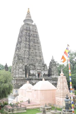 พระวิทยากรกระบวนธรรม พร้อมเพรียงกันเดินประทักษิณาเวียนรอบเจดีย์พุทธคยา ซึ่งเป็นพุทธสังเวชนียสถานที่สำคัญที่สุดใน ๑ ใน ๔ สังเวชนียสถาน