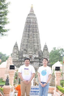 พระวิทยากรกระบวนธรรม พร้อมเพรียงกันเดินประทักษิณาเวียนรอบเจดีย์พุทธคยา ซึ่งเป็นพุทธสังเวชนียสถานที่สำคัญที่สุดใน ๑ ใน ๔ สังเวชนียสถาน