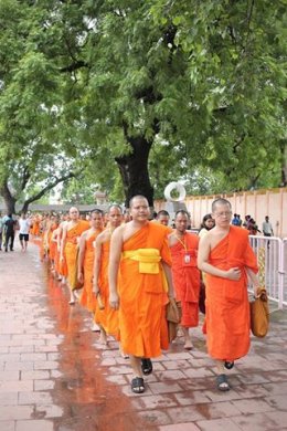 พระวิทยากรกระบวนธรรม พร้อมเพรียงกันเดินประทักษิณาเวียนรอบเจดีย์พุทธคยา ซึ่งเป็นพุทธสังเวชนียสถานที่สำคัญที่สุดใน ๑ ใน ๔ สังเวชนียสถาน