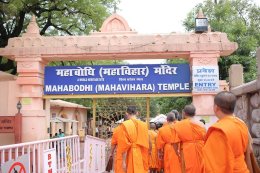 พระวิทยากรกระบวนธรรม พร้อมเพรียงกันเดินประทักษิณาเวียนรอบเจดีย์พุทธคยา ซึ่งเป็นพุทธสังเวชนียสถานที่สำคัญที่สุดใน ๑ ใน ๔ สังเวชนียสถาน