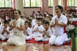ค่ายคุณธรรมจริยธรรมนักเรียน โรงเรียนพวงคราม นักเรียนชั้นประถมศึกษาชั้นปีที่ 1-4 บรรยายโดยคณะพระวิทยากรกลุ่มใต้ร่มพุทธธรรม 