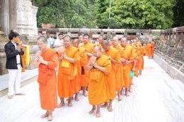 พระวิทยากรกระบวนธรรม พร้อมเพรียงกันเดินประทักษิณาเวียนรอบเจดีย์พุทธคยา ซึ่งเป็นพุทธสังเวชนียสถานที่สำคัญที่สุดใน ๑ ใน ๔ สังเวชนียสถาน