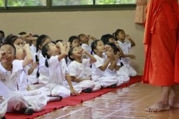 ค่ายคุณธรรมจริยธรรมนักเรียน โรงเรียนพวงคราม นักเรียนชั้นประถมศึกษาชั้นปีที่ 1-4 บรรยายโดยคณะพระวิทยากรกลุ่มใต้ร่มพุทธธรรม 