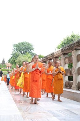 พระวิทยากรกระบวนธรรม พร้อมเพรียงกันเดินประทักษิณาเวียนรอบเจดีย์พุทธคยา ซึ่งเป็นพุทธสังเวชนียสถานที่สำคัญที่สุดใน ๑ ใน ๔ สังเวชนียสถาน