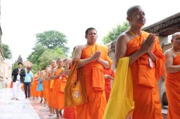 พระวิทยากรกระบวนธรรม พร้อมเพรียงกันเดินประทักษิณาเวียนรอบเจดีย์พุทธคยา ซึ่งเป็นพุทธสังเวชนียสถานที่สำคัญที่สุดใน ๑ ใน ๔ สังเวชนียสถาน