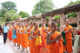 พระวิทยากรกระบวนธรรม พร้อมเพรียงกันเดินประทักษิณาเวียนรอบเจดีย์พุทธคยา ซึ่งเป็นพุทธสังเวชนียสถานที่สำคัญที่สุดใน ๑ ใน ๔ สังเวชนียสถาน