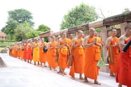 พระวิทยากรกระบวนธรรม พร้อมเพรียงกันเดินประทักษิณาเวียนรอบเจดีย์พุทธคยา ซึ่งเป็นพุทธสังเวชนียสถานที่สำคัญที่สุดใน ๑ ใน ๔ สังเวชนียสถาน