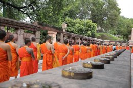 พระวิทยากรกระบวนธรรม พร้อมเพรียงกันเดินประทักษิณาเวียนรอบเจดีย์พุทธคยา ซึ่งเป็นพุทธสังเวชนียสถานที่สำคัญที่สุดใน ๑ ใน ๔ สังเวชนียสถาน