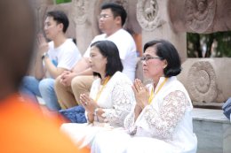 พระวิทยากรกระบวนธรรม จำนวน ๘๒ รูป เจริญพระพุทธมนต์ และเจริญจิตภาวนาใต้ต้นพระศรีมหาโพธิ์ สถานที่ตรัสรู้ขององค์สมเด็จพระสัมมาสัมพุทธเจ้า