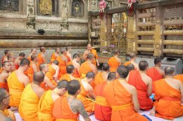 พระวิทยากรกระบวนธรรม จำนวน ๘๒ รูป เจริญพระพุทธมนต์ และเจริญจิตภาวนาใต้ต้นพระศรีมหาโพธิ์ สถานที่ตรัสรู้ขององค์สมเด็จพระสัมมาสัมพุทธเจ้า