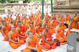 พระวิทยากรกระบวนธรรม จำนวน ๘๒ รูป เจริญพระพุทธมนต์ และเจริญจิตภาวนาใต้ต้นพระศรีมหาโพธิ์ สถานที่ตรัสรู้ขององค์สมเด็จพระสัมมาสัมพุทธเจ้า