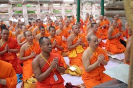 พระวิทยากรกระบวนธรรม จำนวน ๘๒ รูป เจริญพระพุทธมนต์ และเจริญจิตภาวนาใต้ต้นพระศรีมหาโพธิ์ สถานที่ตรัสรู้ขององค์สมเด็จพระสัมมาสัมพุทธเจ้า