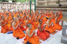 พระวิทยากรกระบวนธรรม จำนวน ๘๒ รูป เจริญพระพุทธมนต์ และเจริญจิตภาวนาใต้ต้นพระศรีมหาโพธิ์ สถานที่ตรัสรู้ขององค์สมเด็จพระสัมมาสัมพุทธเจ้า