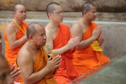 พระวิทยากรกระบวนธรรม จำนวน ๘๒ รูป เจริญพระพุทธมนต์ และเจริญจิตภาวนาใต้ต้นพระศรีมหาโพธิ์ สถานที่ตรัสรู้ขององค์สมเด็จพระสัมมาสัมพุทธเจ้า