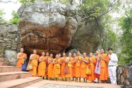 พระวิทยากรกระบวนธรรม ขึ้นภูเขาคิชฌกูฎ ศึกษาประวัติศาสตร์ของพระพุทธศาสนา