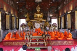 ณ พระอุโบสถวัดสระเกศ ราชวรมหาวิหาร องค์พระธรรมกถึก แสดงพระธรรมเทศนา เรื่อง ศีล โดย พระราชธีรคุณ เนื่องในวันธรรมะสวนะ ( วันพระ )