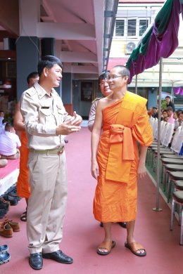 พระวิจิตรธรรมาภรณ์ ผู้ช่วยเจ้าอาวาสวัดสระเกศ เป็นประธานในพิธีไหว้ครู มอบทุนการศึกษาและให้โอวาท นักเรียนโรงเรียนวัดสระเกศ