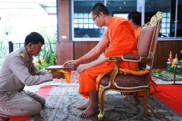พระวิจิตรธรรมาภรณ์ ผู้ช่วยเจ้าอาวาสวัดสระเกศ เป็นประธานในพิธีไหว้ครู มอบทุนการศึกษาและให้โอวาท นักเรียนโรงเรียนวัดสระเกศ
