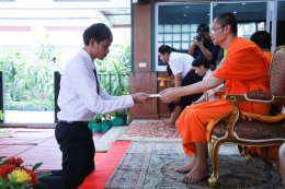 พระวิจิตรธรรมาภรณ์ ผู้ช่วยเจ้าอาวาสวัดสระเกศ เป็นประธานในพิธีไหว้ครู มอบทุนการศึกษาและให้โอวาท นักเรียนโรงเรียนวัดสระเกศ