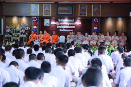 พระวิจิตรธรรมาภรณ์ ผู้ช่วยเจ้าอาวาสวัดสระเกศ เป็นประธานในพิธีไหว้ครู มอบทุนการศึกษาและให้โอวาท นักเรียนโรงเรียนวัดสระเกศ