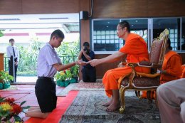 พระวิจิตรธรรมาภรณ์ ผู้ช่วยเจ้าอาวาสวัดสระเกศ เป็นประธานในพิธีไหว้ครู มอบทุนการศึกษาและให้โอวาท นักเรียนโรงเรียนวัดสระเกศ