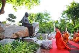 พระวิทยากรกระบวนธรรม ๘๖ รูป จากทั่วประเทศ เข้าสักการะรูปหล่อเจ้าประคุณสมเด็จพระพุฒาจารย์ (เกี่ยว อุปเสณมหาเถร) ผู้ก่อตั้ง สำนักงานส่งเสริมคุณธรรม จริยธรรมฯ