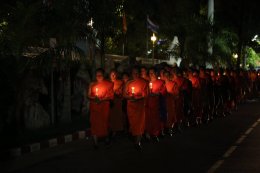 พระวิทยากรกระบวนธรรม ๘๖ รูป จากทั่วประเทศ  ร่วมพิธีเวียนเทียนขึ้นบนพระบรมบรรพต (ภูเขาทอง)  ถวายเป็นพุทธบูชา