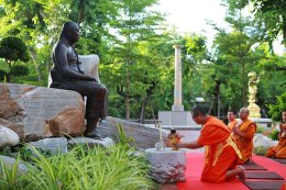 พระวิทยากรกระบวนธรรม ๘๖ รูป จากทั่วประเทศ เข้าสักการะรูปหล่อเจ้าประคุณสมเด็จพระพุฒาจารย์ (เกี่ยว อุปเสณมหาเถร) ผู้ก่อตั้ง สำนักงานส่งเสริมคุณธรรม จริยธรรมฯ