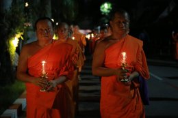 พระวิทยากรกระบวนธรรม ๘๖ รูป จากทั่วประเทศ  ร่วมพิธีเวียนเทียนขึ้นบนพระบรมบรรพต (ภูเขาทอง)  ถวายเป็นพุทธบูชา