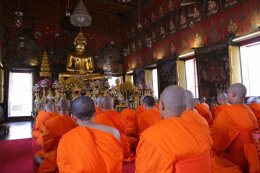 ณ พระอุโบสถวัดสระเกศ ราชวรมหาวิหาร องค์พระธรรมกถึก แสดงพระธรรมเทศนา เรื่อง ศีล โดย พระราชธีรคุณ เนื่องในวันธรรมะสวนะ ( วันพระ )