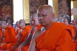 ณ พระอุโบสถวัดสระเกศ ราชวรมหาวิหาร องค์พระธรรมกถึก แสดงพระธรรมเทศนา เรื่อง ศีล โดย พระราชธีรคุณ เนื่องในวันธรรมะสวนะ ( วันพระ )