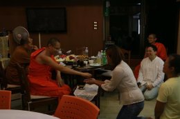 คณะศิษยานุศิษย์ถวายภัตตาหารเพลคณะวิทยากรกลุ่มใต้ร่มพุทธธรรม โดย มีพระวิจิตรธรรมาภรณ์ เป็นประธานอนุโมทนาและกล่าวสัมโมทนียกถา