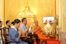 คุณวิชัย และคุณเอมอร ศรีวัฒนประภา พร้อมครอบครัว ร่วมทำบุญฉลองการคว้าแชมป์พรีเมียร์ลีก อังกฤษ ของสโมสรฟุตบอล เลสเตอร์ ซิตี้