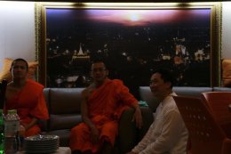 คณะศิษยานุศิษย์ถวายภัตตาหารเพลคณะวิทยากรกลุ่มใต้ร่มพุทธธรรม โดย มีพระวิจิตรธรรมาภรณ์ เป็นประธานอนุโมทนาและกล่าวสัมโมทนียกถา