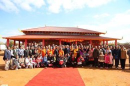 พิธีเปิดวัดพุทธสามัคคี (โบ-หัว) เมืองกาโบโรน ประเทศบอตสวานา มีพระเดชพระคุณ พระกิตติโสภณวิเทศ ประธานสหภาพพระธรรมทูตไทยในโอเชียเนีย เป็นประธานฝ่ายสงฆ์