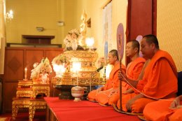 คุณวิชัย และคุณเอมอร ศรีวัฒนประภา พร้อมครอบครัว ร่วมทำบุญฉลองการคว้าแชมป์พรีเมียร์ลีก อังกฤษ ของสโมสรฟุตบอล เลสเตอร์ ซิตี้