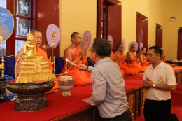 คุณวิชัย และคุณเอมอร ศรีวัฒนประภา พร้อมครอบครัว ร่วมทำบุญฉลองการคว้าแชมป์พรีเมียร์ลีก อังกฤษ ของสโมสรฟุตบอล เลสเตอร์ ซิตี้