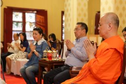 คุณวิชัย และคุณเอมอร ศรีวัฒนประภา พร้อมครอบครัว ร่วมทำบุญฉลองการคว้าแชมป์พรีเมียร์ลีก อังกฤษ ของสโมสรฟุตบอล เลสเตอร์ ซิตี้