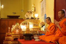 คุณวิชัย และคุณเอมอร ศรีวัฒนประภา พร้อมครอบครัว ร่วมทำบุญฉลองการคว้าแชมป์พรีเมียร์ลีก อังกฤษ ของสโมสรฟุตบอล เลสเตอร์ ซิตี้