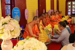 คุณวิชัย และคุณเอมอร ศรีวัฒนประภา พร้อมครอบครัว ร่วมทำบุญฉลองการคว้าแชมป์พรีเมียร์ลีก อังกฤษ ของสโมสรฟุตบอล เลสเตอร์ ซิตี้