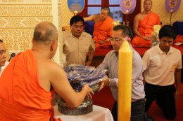 คุณวิชัย และคุณเอมอร ศรีวัฒนประภา พร้อมครอบครัว ร่วมทำบุญฉลองการคว้าแชมป์พรีเมียร์ลีก อังกฤษ ของสโมสรฟุตบอล เลสเตอร์ ซิตี้