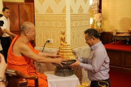 คุณวิชัย และคุณเอมอร ศรีวัฒนประภา พร้อมครอบครัว ร่วมทำบุญฉลองการคว้าแชมป์พรีเมียร์ลีก อังกฤษ ของสโมสรฟุตบอล เลสเตอร์ ซิตี้