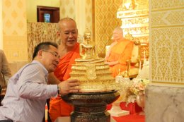 คุณวิชัย และคุณเอมอร ศรีวัฒนประภา พร้อมครอบครัว ร่วมทำบุญฉลองการคว้าแชมป์พรีเมียร์ลีก อังกฤษ ของสโมสรฟุตบอล เลสเตอร์ ซิตี้