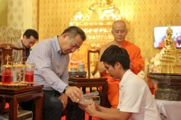 คุณวิชัย และคุณเอมอร ศรีวัฒนประภา พร้อมครอบครัว ร่วมทำบุญฉลองการคว้าแชมป์พรีเมียร์ลีก อังกฤษ ของสโมสรฟุตบอล เลสเตอร์ ซิตี้