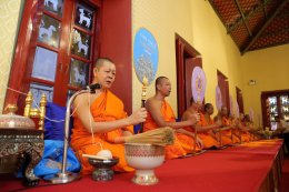 คุณวิชัย และคุณเอมอร ศรีวัฒนประภา พร้อมครอบครัว ร่วมทำบุญฉลองการคว้าแชมป์พรีเมียร์ลีก อังกฤษ ของสโมสรฟุตบอล เลสเตอร์ ซิตี้