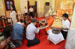 คุณวิชัย และคุณเอมอร ศรีวัฒนประภา พร้อมครอบครัว ร่วมทำบุญฉลองการคว้าแชมป์พรีเมียร์ลีก อังกฤษ ของสโมสรฟุตบอล เลสเตอร์ ซิตี้