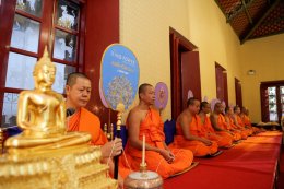 คุณวิชัย และคุณเอมอร ศรีวัฒนประภา พร้อมครอบครัว ร่วมทำบุญฉลองการคว้าแชมป์พรีเมียร์ลีก อังกฤษ ของสโมสรฟุตบอล เลสเตอร์ ซิตี้