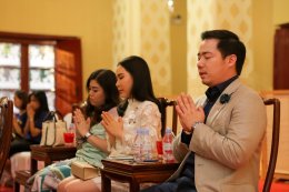 คุณวิชัย และคุณเอมอร ศรีวัฒนประภา พร้อมครอบครัว ร่วมทำบุญฉลองการคว้าแชมป์พรีเมียร์ลีก อังกฤษ ของสโมสรฟุตบอล เลสเตอร์ ซิตี้