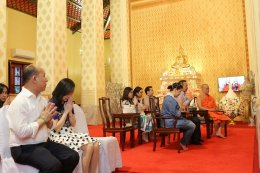 คุณวิชัย และคุณเอมอร ศรีวัฒนประภา พร้อมครอบครัว ร่วมทำบุญฉลองการคว้าแชมป์พรีเมียร์ลีก อังกฤษ ของสโมสรฟุตบอล เลสเตอร์ ซิตี้